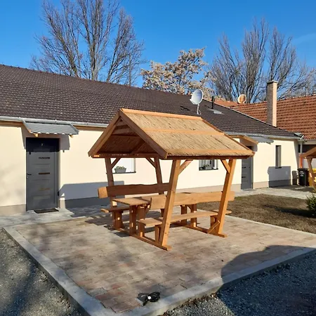 Bb64 Apartmanhaz Бекешчаба Екстер'єр фото
